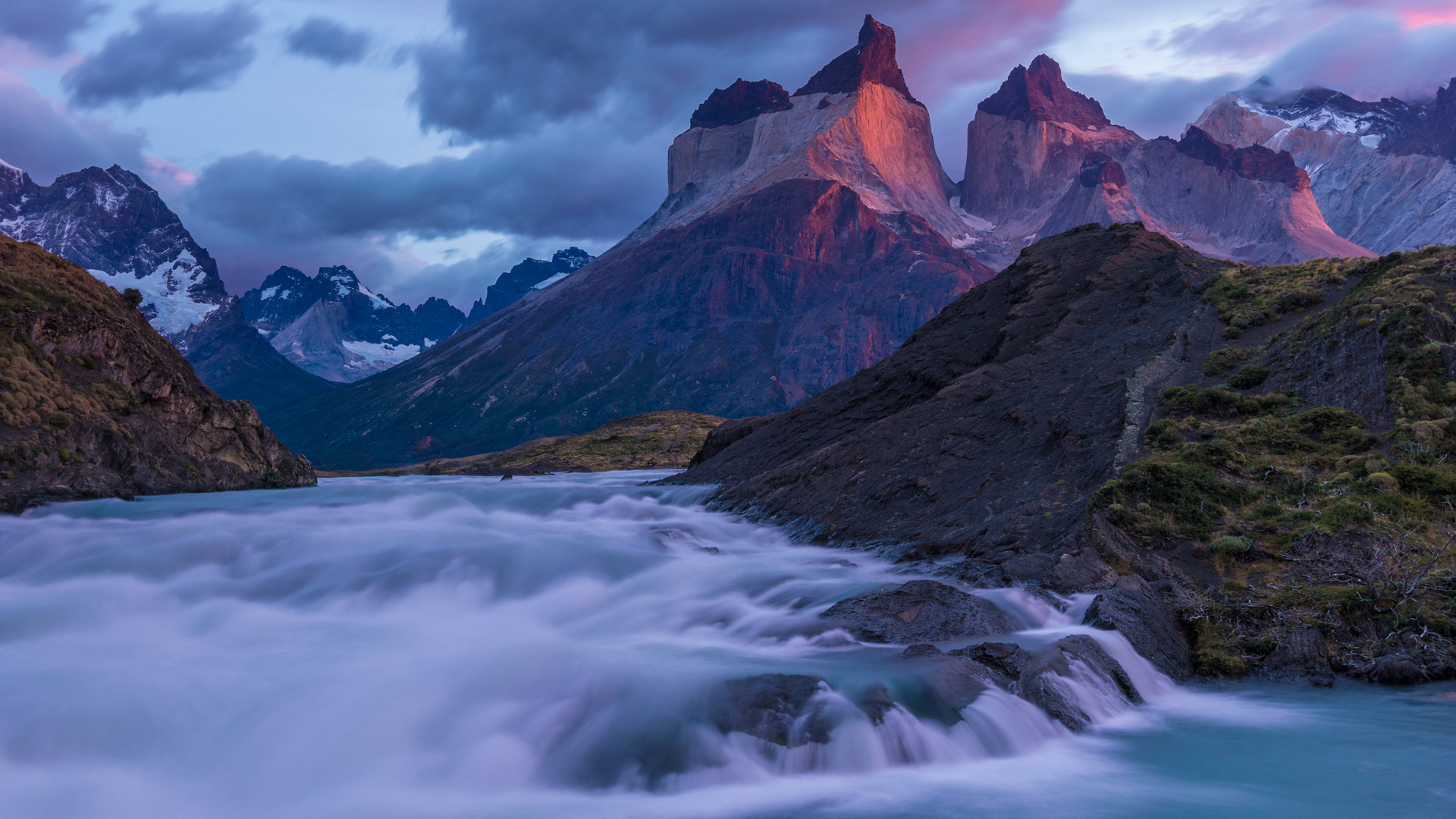 Die Cuernos del Paine am frühen Morgen