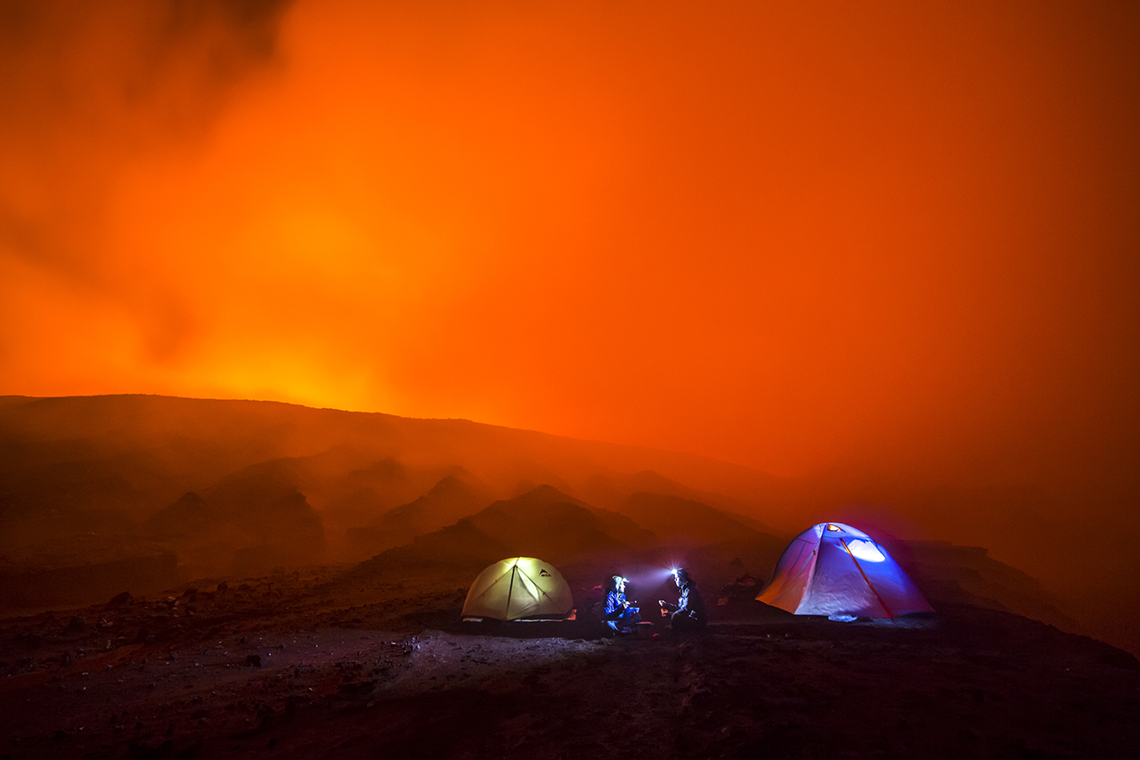 Die Nacht im Vulkan. Man braucht keine Taschenlampe, aber eine Gasmaske.