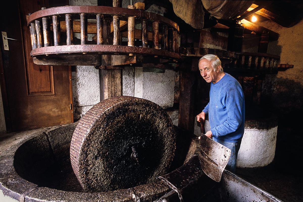 KORSIKA - Joseph Ambrosini in seiner 300 Jahre alten Olivenmühle