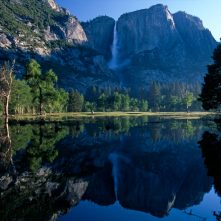 Yosemite Nationalpark: Flußlandschaft mit Bridal Veil - Wasserfall im Yosemite Valley