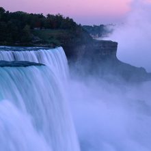 Die Niagarafälle im Morgengrauen