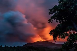 Vulkan Yasur in der blauen Stunde