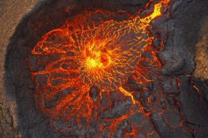 Luftaufnahme: Blick in den Krater des ausbrechenden Vulkans Fagradalsfjall