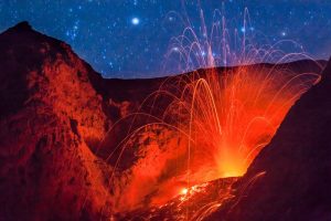 Ausbruch des Vulkans Batu Tara bei Flores