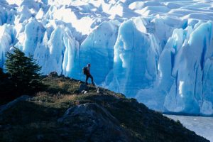 Wanderer vor dem Grey Gletscher im Torres del Paine Nationalpark