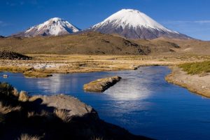 Die Zwillingsvulkane Pomerape und Parinacota im Lauca Nationalpark